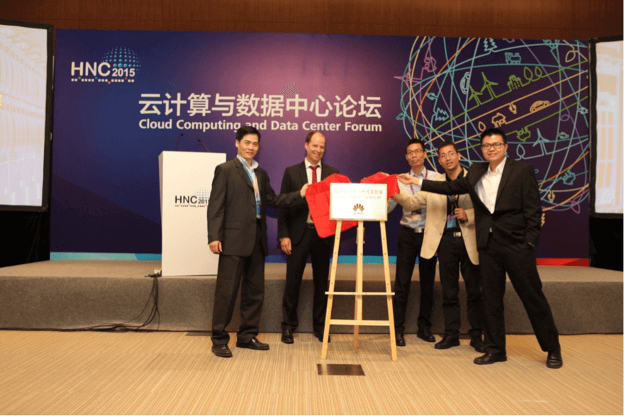 华为数据中心网络领域总经理余立(右二)与Intel、VMware、Brocade、Puppet Labs合作伙伴代表共同完成揭牌仪式 华为数据中心网络领域总经理余立(右二)与Intel、VMware、Brocade、Puppet Labs合作伙伴代表共同完成揭牌仪式