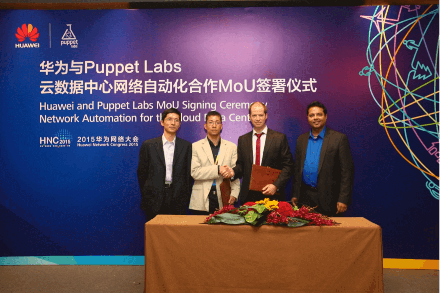 华为数据中心网络领域总经理余立(左二)与Puppet Labs CEO兼创始人Luke Kanies(右二)签署MoU 华为数据中心网络领域总经理余立(左二)与Puppet Labs CEO兼创始人Luke Kanies(右二)签署MoU